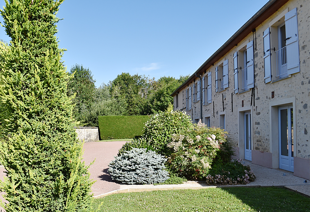 Au Domelia Provinois - Gîte de groupe | Salle de réception avec chambres | Chambres d’hébergement de professionnels | Location de salles de travail